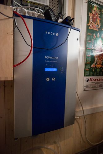 Solcelleinverteren holder styr på hvor mye energi solcellene genererer til enhver tid. Bilde: Mathias Klingenberg