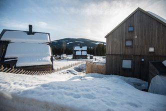 Snøen ligger fortsatt tjukt på landsbyhusene, selv om kalenderen viser april. Bilde: Mathias Klingenberg