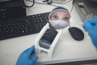 Solceller lages av uhyre rent Silisium, som på et steg i produksjonsprosessen er formet som speilblanke skiver. Foto: BENJAMIN A. WARD