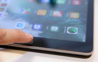 Fingeravtrykksleseren låser opp iPad-en veldig kjapt. Foto: Kurt Lekanger, Digi.no