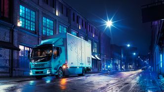 De første to lastebilene i Volvo FL Electric-serien settes nå i drift i Gøteborg. Foto: Volvo
