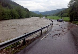 Slik så det ut da Elva Gausa flømmet over og gikk jevnt med fulkesvei 255 ved Bølda i Vestre Gausdal i juni 2011. Bilde:  Geir Olsen/NTB scanpix
