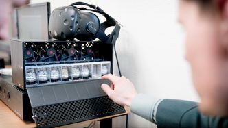 Denne luktmaskinen er med på å gjenskape traumatiske scenarioer. Foto:  Eirik Helland Urke