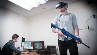 Psykolog Christer Lunde Gjerstad setter opp forskjellige scenarioer i Bravemind-programmet i en demonstrasjon for Teknisk Ukeblad. Foto:  Eirik Helland Urke