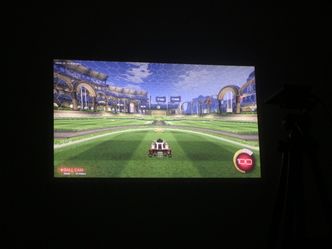 Projisering av Rocket League bød på klare og fine farger, men en frustrerende spillopplevelse. Foto: Andrea Bruer/digi.no