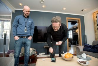 Trykk, trykk: Terje Tranaas trykker seg fremover i appen mens Erik Hatling følger med. Tranaas legger ikke skjul på at han elsker ny teknologi. Foto: Havard Zeiner