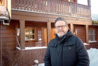 Solceller neste: Terje Tranaas i Namsos har nettopp gjort huset sitt i bakgrunnen mer smart med ny energistyring. Nå blir det kanskje solceller. Tegningene for hvordan panelene kan integreres på torvtaket er allerede klare. Foto: Havard Zeiner