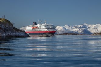 MS Polarlys er ett av de seks hurtigruteskipene som får gassmotorer og hybrid framdrift. De skal fra 2021 seile på ny kontrakt på Kystruten Bergen-Kirkenes. Hurtigruten har opsjon på ytterligere tre skip. Foto: Carsten Pedersen