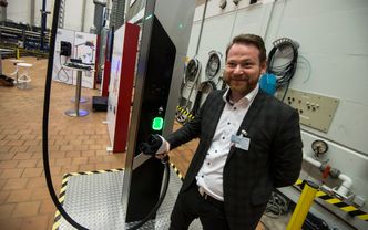 Alexander Claus i Audi AG demonstrerer en hurtiglader fra Ionity. Foto:  Mathias Klingenberg