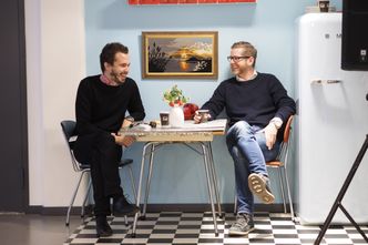 To FINNer tar et avbrekk i en krok i resepsjonsområdet innredet som et kjøkken.