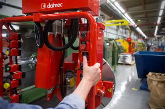 Manipulatorene har dobbelt sett med kontrollere, slik at den enkelt kan håndteres ved både høye og lave løft.