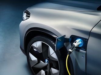 Bilen kan hurtiglades med 150 kilowatt. Foto: BMW
