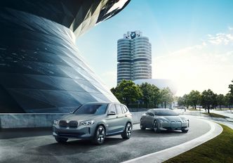 Både iX3 og i4 skal lanseres i produksjonsutgaver i 2021. Foto: BMW