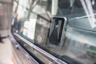 Frontsensoren analyserer hva som skjer foran bussen. Den leser også skilt.