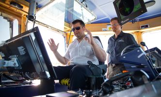 Kapteinen kan slippe hendlene og la systemet for automatisk dokking legge MF Folegonn til kai - eller forlate fergeleiet. Nå er systemet utvidet til å ta ferga automatisk mellom tre fergekaier, inklusive transitt. Foto:  Wärtsilä