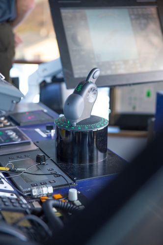 Folgefonn har en azimuthpropell fra Rolls-Royce i hver ende. De måtte bygge om systemet for å fungere sammen med det moderne DP-styringssystemet fra Wärtsilä. Foto:  Wärtsilä