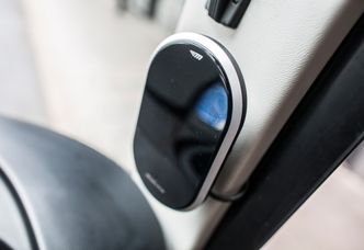 To monitorer på hver sin side i front av bussen forteller føreren om mulige farer i bussens dødvinkler på venstre og høyre side.