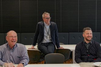 Jacob Mehus (i midten) er administrerende direktør i Standard Norge. Han slår av en prat med standardardiseringskomitéen i lunsjen. Til venstre sitter Leif Granholm fra Trimble Solutions Sverige, t.h. Sigve Pettersen, leder for innovasjon og utvikling i buildingSMART Norge. Foto: Tuva Strøm Johannessen