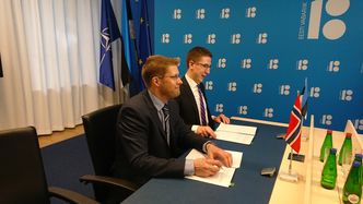 Samarbeidet med Estland om cyberrangen kalles «Open Cyber Range» og er en del av det allerede eksisterende samarbeidet mellom Oppland Fylkeskommune, Cyberforsvaret, Telenor, NorSIS, Evry, Sivilforsvaret og NTNU i Center for Cyber and Information Security. Her fra signeringen. Foto: Oppland fylkeskommune