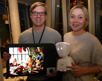 Medgründer og daglig leder Karen Dolva viser fram roboten AV1, som nå har debutert i Premier League. Til venstre i bildet holder teknologidirektør Marius Aabel fram No Isolations nyeste produkt Komp. Arkivfoto. Bilde: Marius Jørgenrud