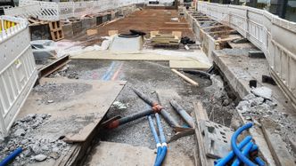 I Pilestredet utenfor Tinghuset er det lett å se at dette dreier seg om mye mer enn trikk. Under skinneplattformen etableres vann og avløp, rør for strøm og fiber og ledig plass om fremtiden skulle trenge mer rør. Foto:  Odd R. Valmot