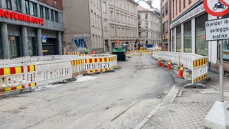 Den nye trikken skal gå gjennom gater som er temmelig nedslitt i dag og det er mer enn skinnegangen som trenger en oppgradering. Her graves det i Kristian Augusts gate. Foto:  Odd R. Valmot