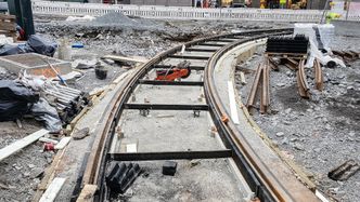 Mellom Kristian IVs gate og Grensen har det vært et stort hull svært lenge. Nå begynner vi å se konturene av hva som skal bli det nye gatalegementet med skinnene godt fundert på en solid betongplattform. Foto:  Odd R. Valmot