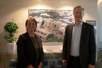 Både finansdirektør Marianne Vik og konsernsjef i Sporveien, Cato Hellesjø, gleder seg til å tilby en helt ny skinnegående byreise til folk i Oslo. Men de nye trikkene vil de ikke si et kløyva ord om så nært anbudsåpning. Foto:  Odd R. Valmot