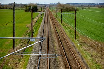 Bilde fra den elektrifiserte strekningen mellom Lunderskov og Vejen.  Foto:  Robert Attermann / RED STAR / Banedanmark