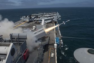 Et Sea Sparrow-missil (RIM-7P) skytes fra USS Boxer på en øvelse i 2013. Foto:  Courtesy Photo