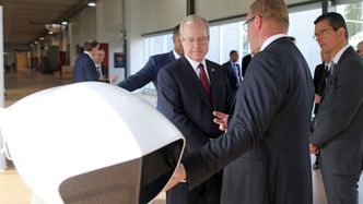 Raytheon-sjef Thomas A. Kennedy (f.v) diskuterer JSM-missilet med Øyvind Kolset, direktør for missilsystemer i Kongsberg og konsernsjef Geir Håøy. Foto:  Per Erlien Dalløkken