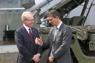 Raytheon-sjef Thomas A. Kennedy (t.v) og Kongsberg-sjef Geir Håøy foran en Nasams High Mobility Launcher. Foto: Per Erlien Dalløkken