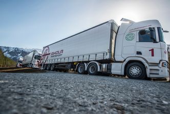 Kjøretøy i solskinn. Foto:  Mathias Klingenberg