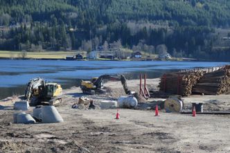 Flomvollen ved Moelven industrier i Trysil er utbedret i påvente av stigende vannstand i Trysilelva de kommende dagene. Foto:  Hanna Hagevik Bakke/NTB scanpix