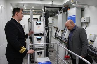 Maskinsjef David Westrgård Jonassen og Sverre Eriksen (DNV GL) ser i maskinrommet med permanentmagnetmotor og gir. Batterirom og tavler er i et annet rom. Foto:  Tore Stensvold