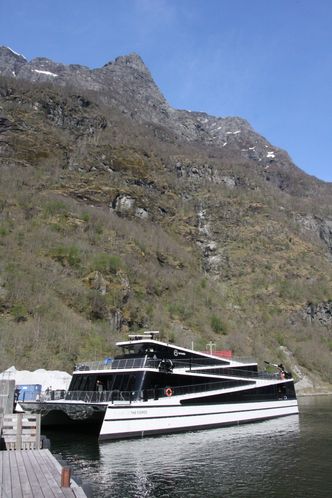 Future of the Fjords ved kai i Gudvangen. Med 1,8 MWh batteripakke, kan den seile fossilfritt til Flåm. Batteriene kan lades i begge havner. Foto: Tore Stensvold