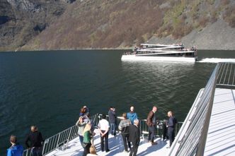 Future of the Fjords har lydløst tatt igjen storesøster Vision of the Fjords, som går i 13-14 knop ut Geirangerfjorden med dieselmotorer. Foto:  Tore Stensvold