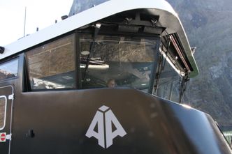 Vision of the Fjords speiler seg i vinduet på Future of the Fjords. Foto:  Tore Stensvold