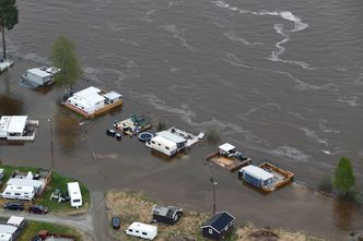 Store vannføringer på Østlandet har ført til evakueringer, strømbrudd og stengte veier. Foto:  Heiko Junge/NTB scanpix