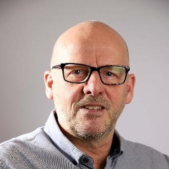 Håkon Alstad er IT-sjef ved NTNU. IT-avdelingen består av rundt 190 ansatte, hvorav rundt 70 stykker jobber med drift.