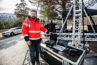 Christian Berg Skjetne viser fram noe av utstyret som brukes på E8. Foto:  Mathias Klingenberg