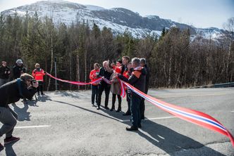 Statssekretær i samferdselsdepartementet Tommy Skjervold og vegdirektør Terje Moe Gustavsen var blant de oppmøtte på veiåpningen. Foto:  Mathias Klingenberg