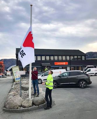 Det var flaggheising på Forus da Velde overtok det tidligere Lemminkainen-anlegget. Foto: Velde