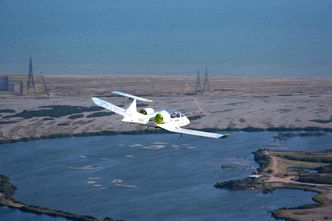 Det elektriske flyet E-Fan 1 fløy 1. juli 2015 over Den engelske kanal med to personer om bord. Turen tok 36 minutter. Foto: Airbus