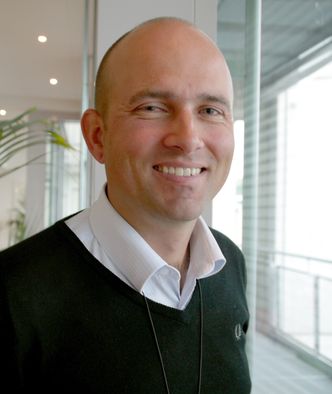 Optimist: – Vi mener at det er realistisk å fly batterielektrisk i 99 prosent av tilfellene på 20 av flyplassene i vårt kortbanenett, sier seniorrådgiver Olav Mosvold Larsen. Foto: Avinor