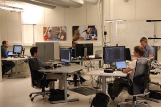 Om lag 25 personer jobber for Tomra Collection Solutions Digital. Flere av dem er leid inn på prosjektbasis. Foto:  Tore Stensvold