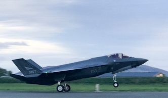 Her lander det første av i alt tre fly av typen F-35 landet på Ørland flystasjon tirsdag kveld. Foto: Lars Gjemble / Forsvarsdepartementet / NTB scanpix Foto: Lars Gjemble / Forsvarsdepartementet