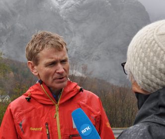 Seksjonsjef Lars Blikra i NVE er blitt intervjuet mange ganger foran Veslemannen siden bevegelsene i fjellet skjøt fart i 2014. Foto: Jon Erling Fonneløp