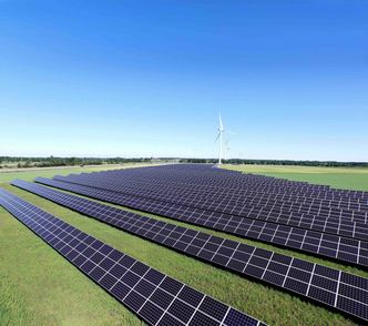 Solenergiparker krever også arealer, men solceller kan også brukes på hustak og fasader. Foto: Svensk Solenergi