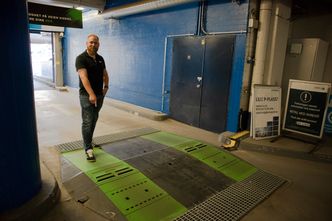 Kjør her: produktsjef i Nokian Dekk AS, Kjetil Røssel peker på de to skannerne bilistene kjører over når de forlater parkeringshuset. De som vil kan får tilsendt en rapport om dildekkenes tilstand. Foto: Odd R. Valmot